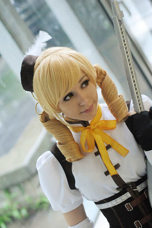 cosplay of Tomoe Mami from Madoka Magica looking to one side