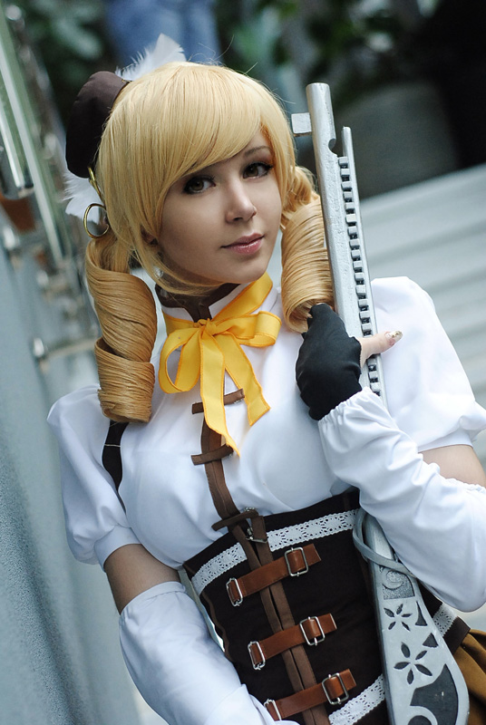 cosplay of Tomoe Mami from Mahou Shoujo Madoka Magica Cosplay with her rifle